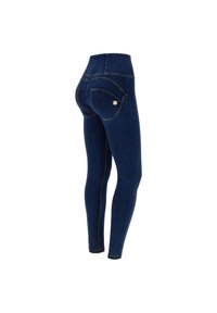 Jeans blu scuro a vita alta con una superficie liscia, dotati di tasche posteriori curve e cuciture gialle a contrasto lungo le cuciture.