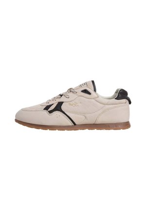 Sneaker beige e nero a taglio basso con stringhe davanti, suola in gomma e marchio "Pepe Jeans" sul lato e sul tallone.
