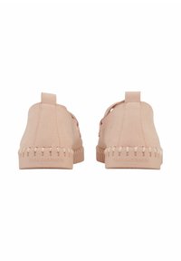 Roze lichtgewicht schoenen met een gladde textuur, afgeronde vorm, achterste trekstrip en rubberen zolen met gevlochten details en geperste branding.