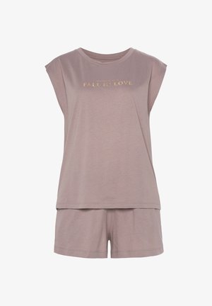 Helles mauve Loungewear-Set mit Oberteil mit kurzen Ärmeln, auf dem "FALL IN LOVE" in goldener Schrift steht, und dazu passenden Shorts. Aus weichem Baumwollmischgewebe.