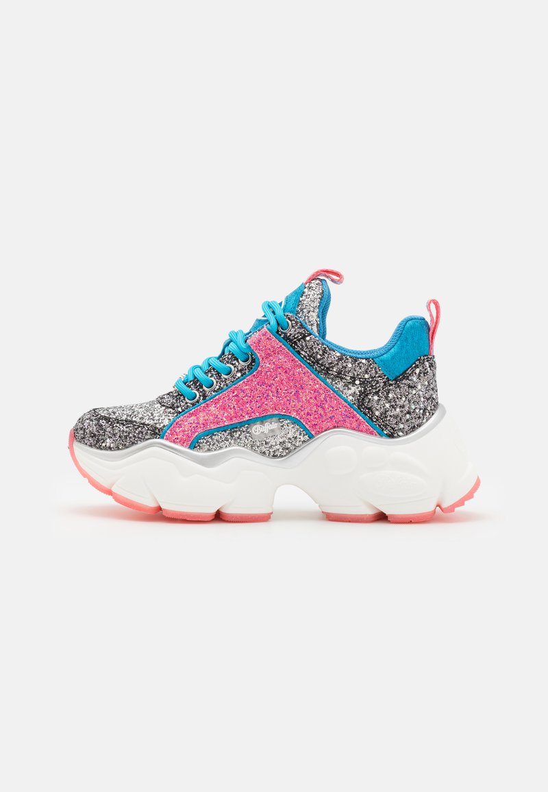 Funkelnder, mehrfarbiger Sneaker mit silbernen, rosa und blauen Akzenten, einer klobigen weißen Sohle und strukturierten Oberflächendetails.