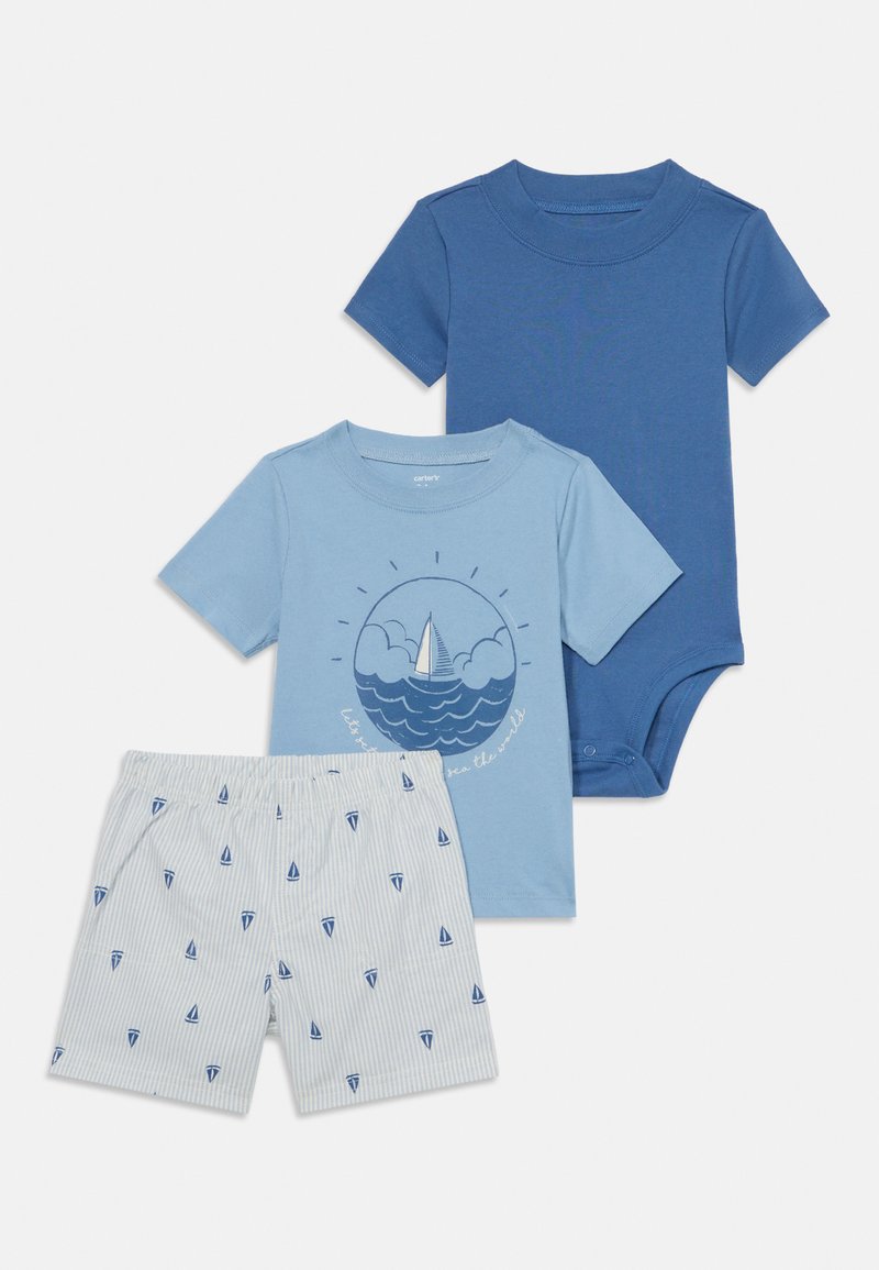 Tre-delt barnedress: en mørkeblå bodysuit, en lys blå T-skjorte med seilbåtgrafikk, og stripete shorts med seilbåt mønster.