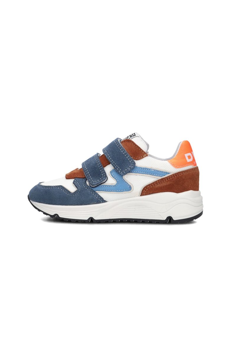 Sneaker mit Klettverschluss, aus Wildleder und Mesh-Material, in Blau, Braun und Weiß, dicke weiße Sohle und orangefarbener Akzent an der Ferse.