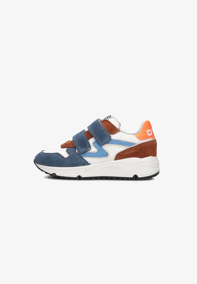 Sneakers met klittenbandsluiting, gemaakt van suede en mesh, in een kleurenpalet van blauw, bruin en wit, met een dikke witte zool en een oranje accent op de hiel.