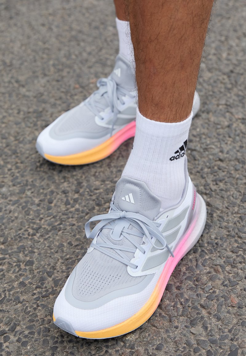 adidas Performance PUREBOOST 5 - Silniční běžecké boty - footwear white/silver metallic/spark