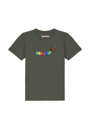 Donkergroen kindershirt met een kleurrijke gestreepte teckel die een gele bloem in zijn mond houdt, gedrukt op de borst.
