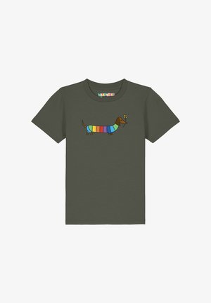 Donkergroen kindershirt met een kleurrijke gestreepte teckel die een gele bloem in zijn mond houdt, gedrukt op de borst.