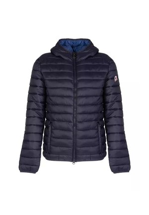 Giacca a vento imbottita di colore blu navy, con zip frontale, cappuccio e design trapuntato. Realizzata in materiale leggero con dettaglio patch sulla manica.