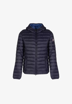 Giacca a vento imbottita di colore blu navy, con zip frontale, cappuccio e design trapuntato. Realizzata in materiale leggero con dettaglio patch sulla manica.