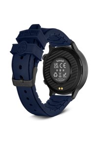 Zwarte horlogekast met een carbonfiber achterzijde, marineblauwe siliconen band met textuur en logo, IP67 waterdicht, gele laadpunten zichtbaar.