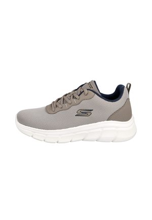 Zapatilla deportiva de malla gris clara con suela blanca gruesa, cordones grises, forro interior oscuro y pequeño logo de la marca en el lateral.
