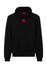 Felpa nera con cappuccio e coulisse, caratterizzata da un'etichetta logata rossa a forma rettangolare sul petto e una tasca a marsupio frontale. Tessuto morbido, design informale.