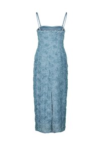 Robe florale bleue en tissu texturé, avec une silhouette ajustée, des bretelles spaghetti et une fente à l'avant.