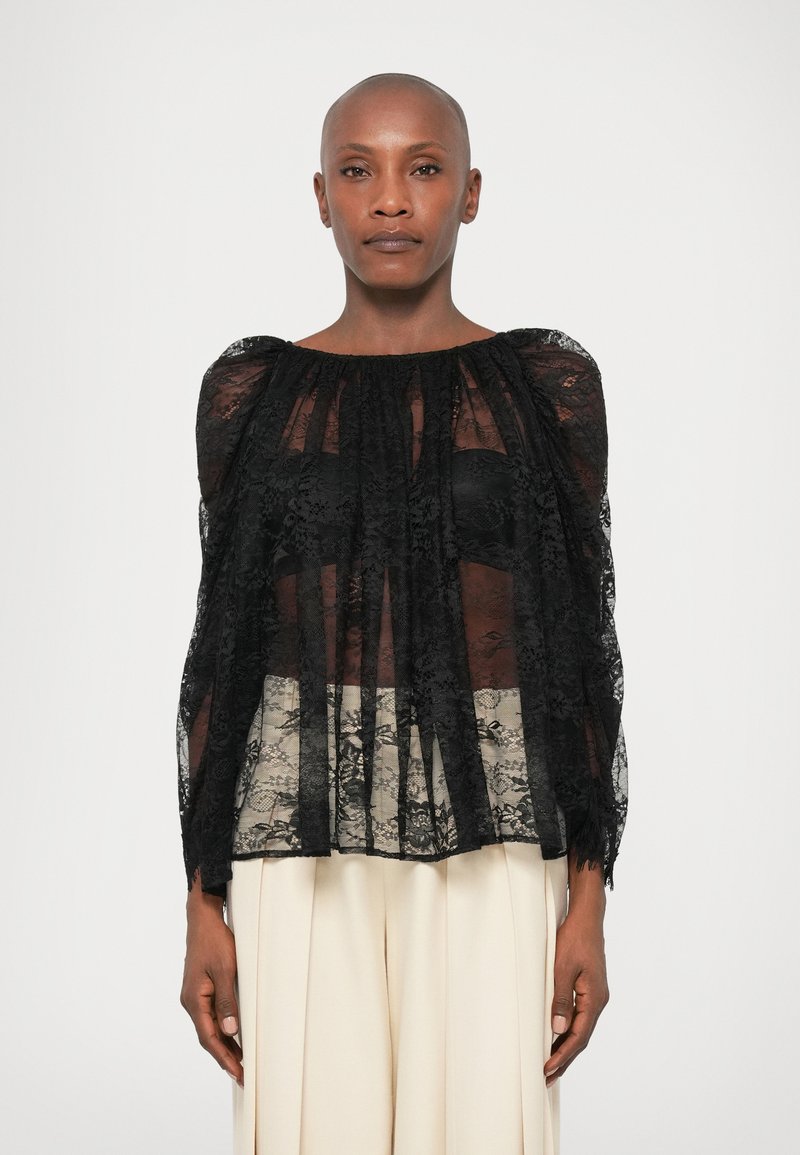 Must mustrakkidega must pitsi särk, millel on läbipaistev kangas, gathered krae ja pikad varrukad. Disainis on õrn lillemuster ja vabalt langev lõige.