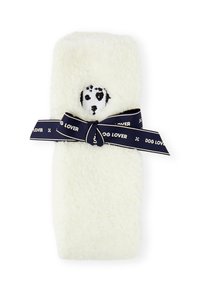 Weiße flauschige Decke, gebunden mit einem dunkelblauen Band, auf dem der Text "DOG LOVER" steht, und vorne mit einem kleinen bestickten schwarz-weißen Hunde-Design.