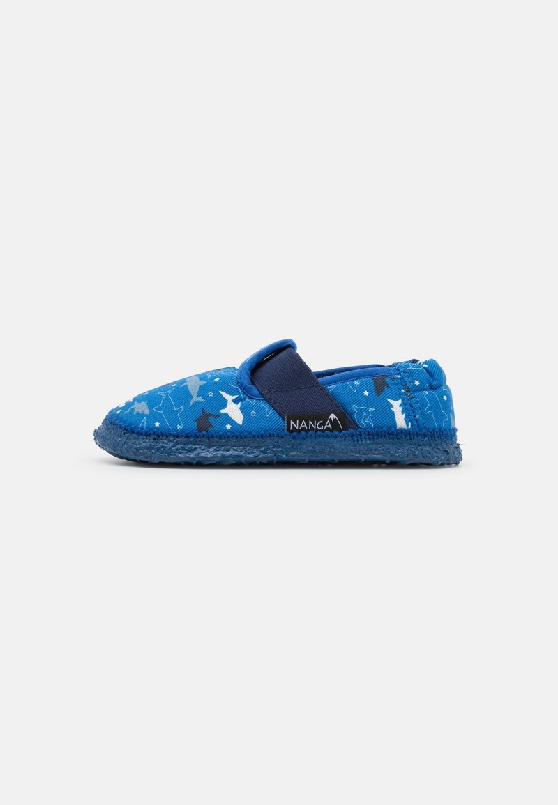 Chausson d'enfants bleu avec une tige motif étoile et animaux, sangle élastique et semelle en caoutchouc texturée pour une meilleure adhérence.