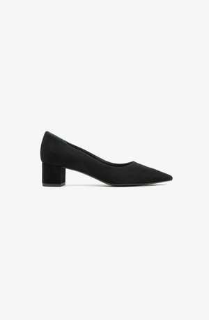 Zwarte suède pumps met een lage hak, een spitse neus en een blokhak. Het ontwerp heeft een gladde textuur en een klassieke silhouet.