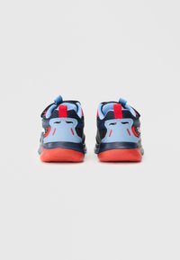 Tumesinised sneakers punaste ja helesiniste detailidega, võrgust pealisosa, pehmendusega tald ja tagaküljel tõmblukud mugavaks selga panemiseks.