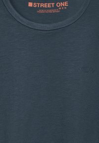 Námorně modré tričko s kulatým výstřihem, vyrobené z měkké látky, s jemnou texturou a embosovaným logem "STREET ONE" na hrudi.