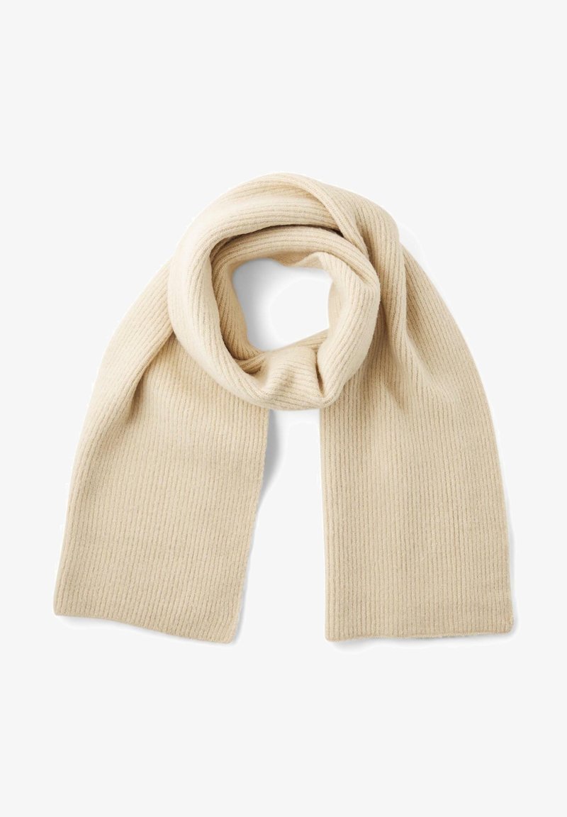 Écharpe en tricot côtelé beige pliée avec une boucle au centre, présentée sur un fond blanc.