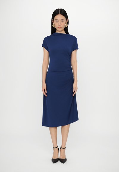 Rochie bleumarin până la genunchi, cu mâneci scurte, decolteu drapat și detalii adunate pe lateral. Material neted și elastic.
