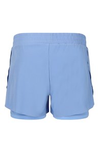 Hellblaue Sportshorts mit elastischem Bund, seitlichen Taschen und einem geschichteten Design für optimale Bewegungsfreiheit. Glatte Stoffoberfläche.