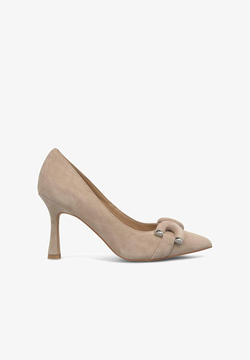 Zapatos de tacón alto de ante beige con punta afilada, con un detalle de nudo y herrajes en tono plateado en la parte frontal, diseño de tacón delgado.