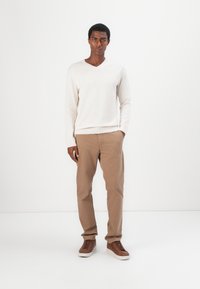 TOM TAILOR BASIC V NECK - Neule - soft buttercream melange