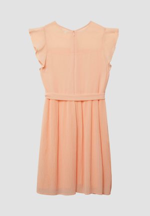 Robe sans manches couleur pêche avec jupe plissée, manches volantées, ceinture à la taille et fermeture éclair au dos sur fond uni.