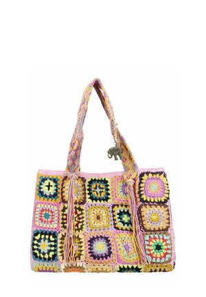 Hæklet patchwork-tote taske i pastefarver med firkantede mønstre, flettede håndtag, kvaster og en hængende elefantvedhæng.