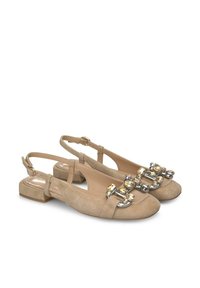 Ballerine slingback in suede beige con tacco basso a blocco, fibbia metallica decorativa con accenti gialli e design aperto sul retro.
