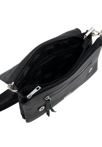 Sort læder crossbody taske med flere lynlåslommer, sølv hardware og mærkevare stofforing indvendig.