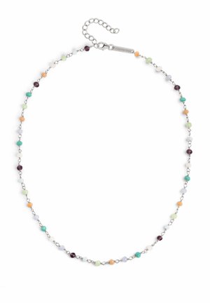Collier délicat en chaîne argent avec de petites perles rondes vertes, orange, violettes, turquoise et blanches, espacées uniformément sur toute la longueur.