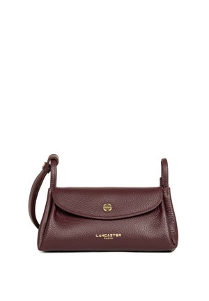 Sac à bandoulière en cuir rouge foncé Lancaster Paris avec rabat devant, bouton doré et bandoulière réglable sur fond blanc.
