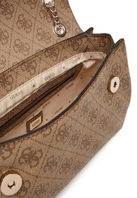 Borsa a mano marrone con motivo, dotata di un esterno testurizzato e hardware color oro; presenta un interno foderato in tessuto con una tasca con zip e etichetta del marchio.