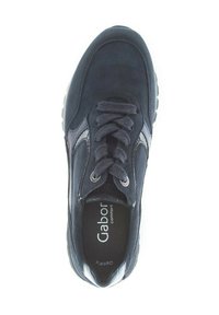 Sneaker met een marineblauwe suede bovenkant, vetersluiting, zachte kraag en een lichtgrijze zool. Het interieur bevat branding en een gestructureerde inlegzool.