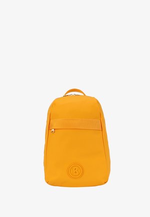 Mochila de tela amarilla con una textura suave, que cuenta con un bolsillo frontal con una correa horizontal y un logotipo redondo en la parte inferior.