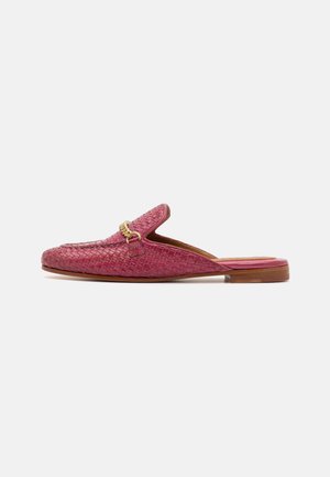 Mocassin tissé rose avec un bout rond, un léger talon et un accent doré. Dispose d'une texture douce et d'une semelle plate pour un enfilage facile.