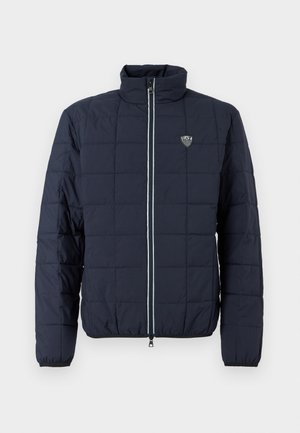 Tumesinine tikitud jope esikinnise, püstkrae, elastsete varrukaservade ja väikese EA7 logoga rinnal.