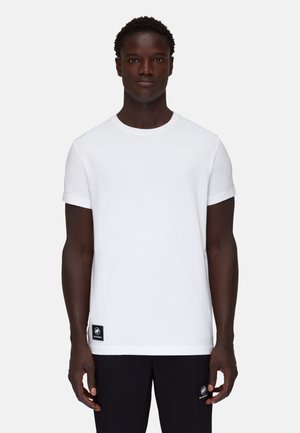 Witte katoenen t-shirt met een ronde hals en korte mouwen. Bevat een klein zwart logo-label aan de onderkant links. Normale pasvorm.