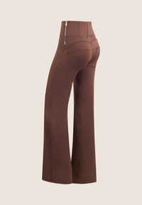 Pantaloni marroni a vita alta con un design aderente, gambe ampie e una tasca posteriore zippata. Texture liscia con dettagli di cuciture senza soluzione di continuità.