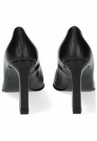 Scarpe nere in pelle con tacco alto, dalla punta appuntita e texture liscia; presentano un tacco slim e dritto con una delicata cucitura decorativa.