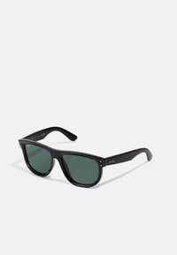 Ochelari de soare din plastic negru cu lentile verzi, de formă rectangulară, cu accente argintii pe ramă, având un logo pe braț.