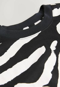 REGULAR FIT - Robe en jersey - black ecru zebra print