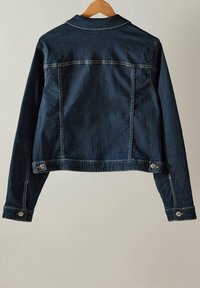 Tummansininen farkkutakki, jossa on istuva malli, kauluksessa on kaulus, näkyvät ompeleet ja metalliset napit hihoissa.