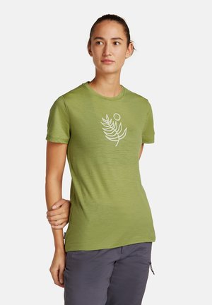 Grøn kortærmet T-shirt lavet af letvægtsstof med et hvidt bladdesign på forsiden. Enkel rund hals og behagelig pasform.