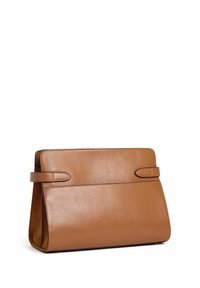 Borsa a tracolla in pelle marrone con forma rettangolare, texture liscia e due manici laterali. Presenta un design minimalista e linee pulite.