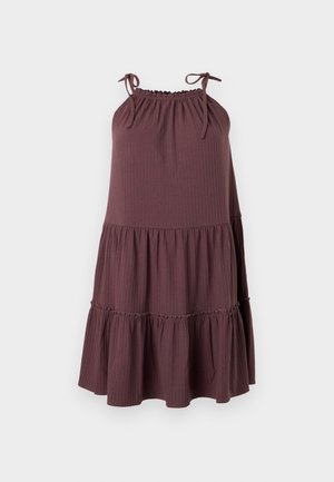 Fioletowa sukienka bez rękawów z prążkowanej dzianiny z regulowanymi wiązanymi ramiączkami i wielowarstwową, marszczoną spódnicą na neutralnym tle.