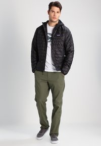 Patagonia NANO PUFF HOODY - Žieminė striukė - black