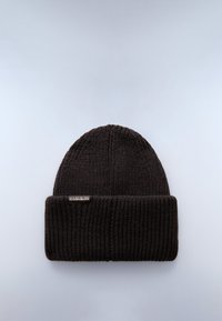 Berretto in maglia di colore marrone scuro, caratterizzato da una texture a coste e un risvolto piegato. Include un piccolo tag metallico con il logo sul davanti.